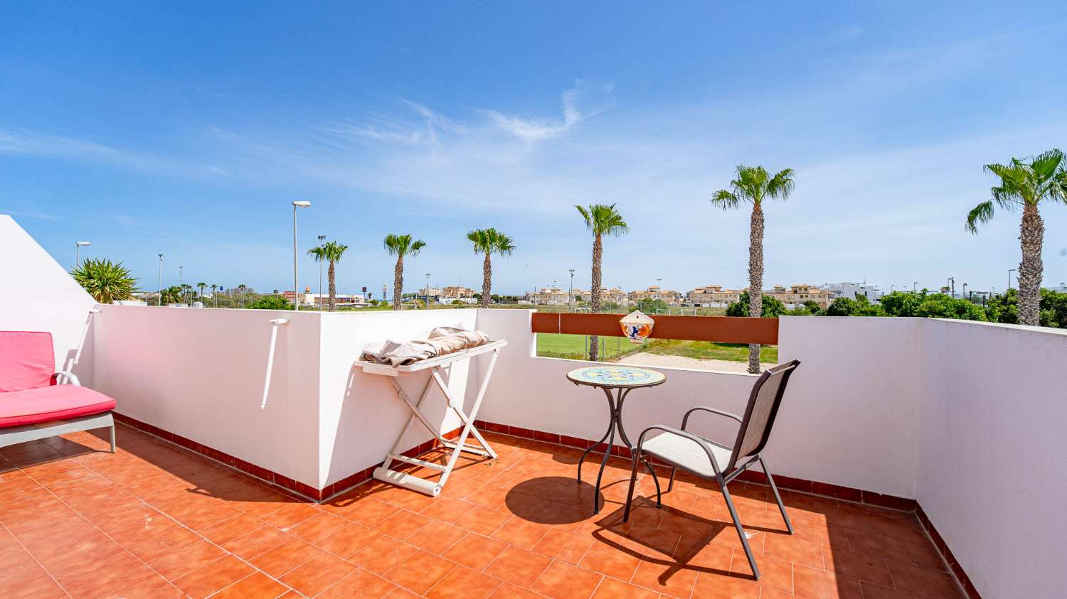 CHALET ADOSADO CON SOLÁRIUM Y VISTAS AL MAR EN PUNTA PRIMA A POCOS MINUTOS DE LA PLAYA