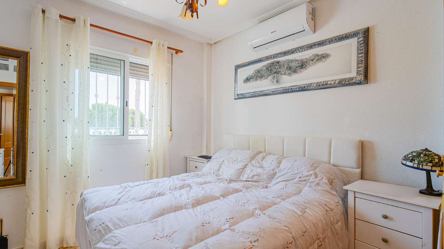 CHALET ADOSADO CON SOLÁRIUM Y VISTAS AL MAR EN PUNTA PRIMA A POCOS MINUTOS DE LA PLAYA