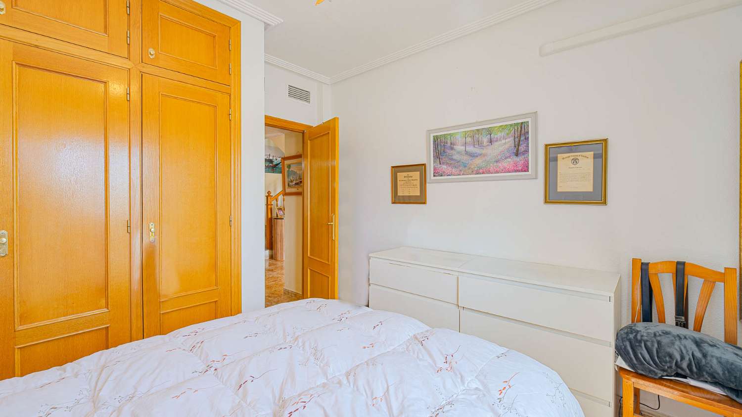 CHALET ADOSADO CON SOLÁRIUM Y VISTAS AL MAR EN PUNTA PRIMA A POCOS MINUTOS DE LA PLAYA