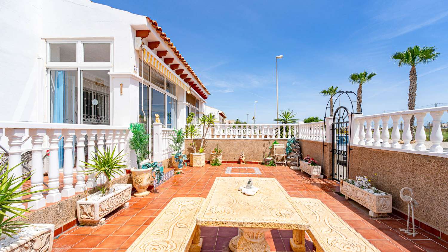 CHALET ADOSADO CON SOLÁRIUM Y VISTAS AL MAR EN PUNTA PRIMA A POCOS MINUTOS DE LA PLAYA