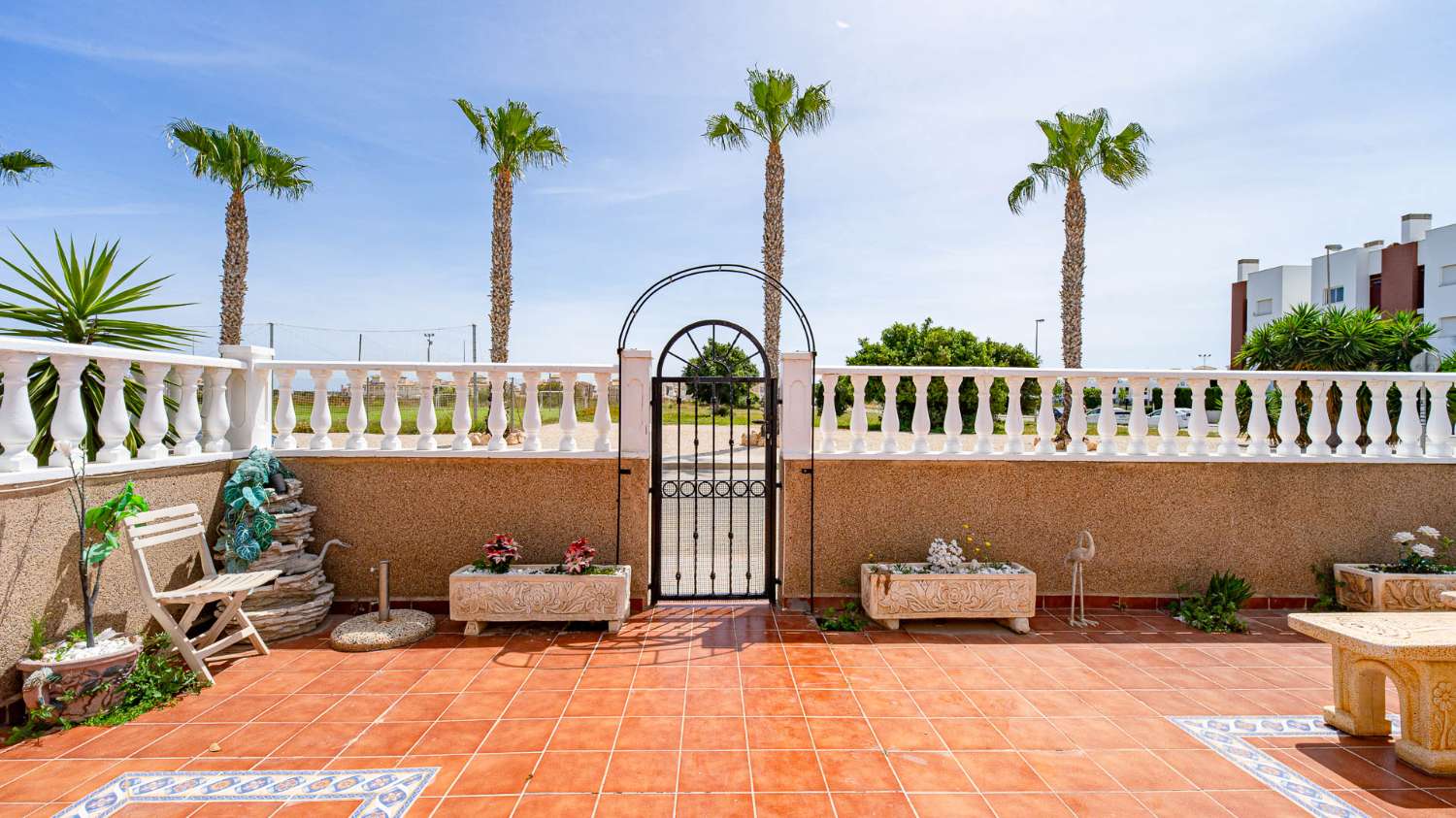 CHALET ADOSADO CON SOLÁRIUM Y VISTAS AL MAR EN PUNTA PRIMA A POCOS MINUTOS DE LA PLAYA