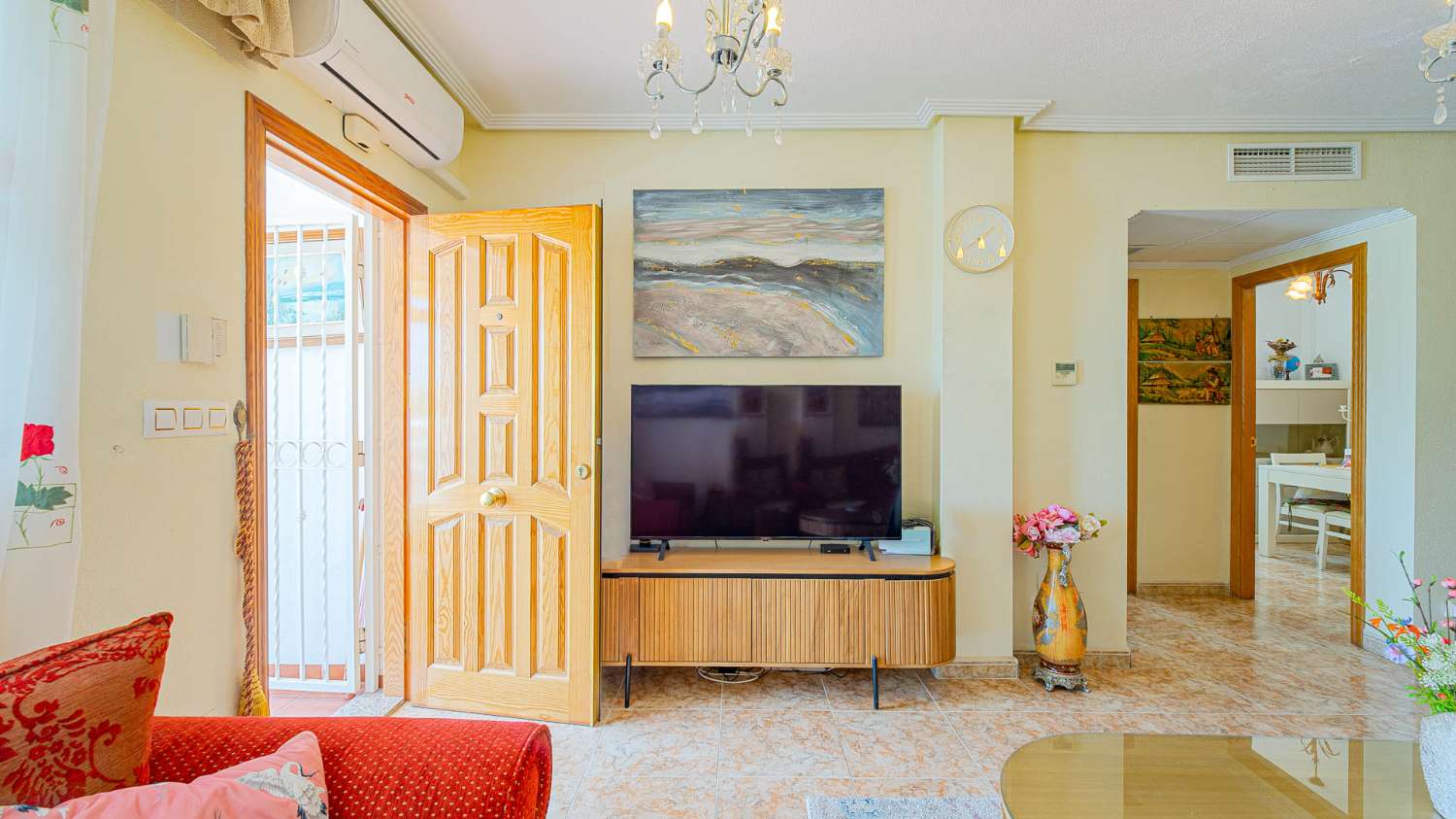 CHALET ADOSADO CON SOLÁRIUM Y VISTAS AL MAR EN PUNTA PRIMA A POCOS MINUTOS DE LA PLAYA