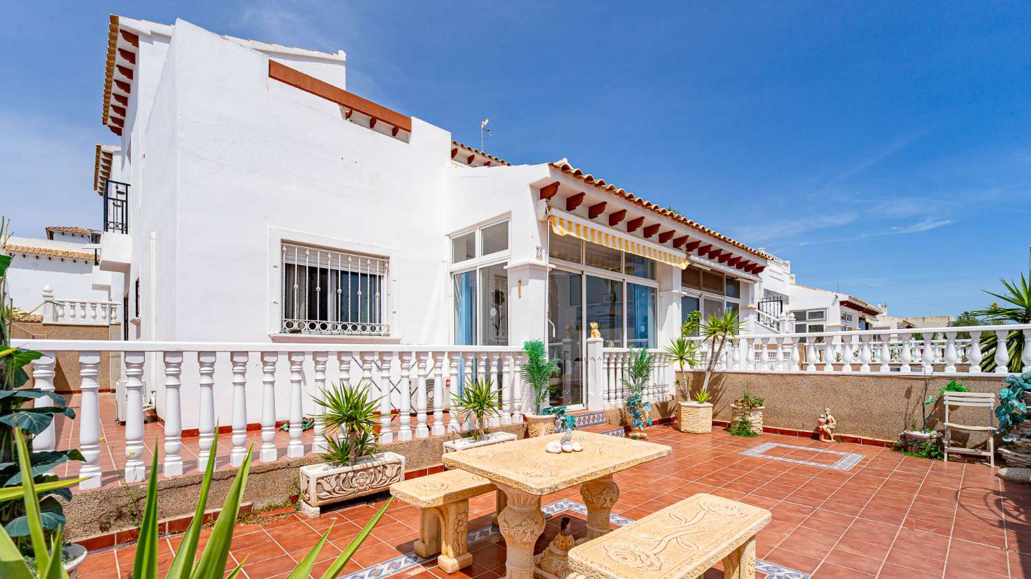 CHALET ADOSADO CON SOLÁRIUM Y VISTAS AL MAR EN PUNTA PRIMA A POCOS MINUTOS DE LA PLAYA