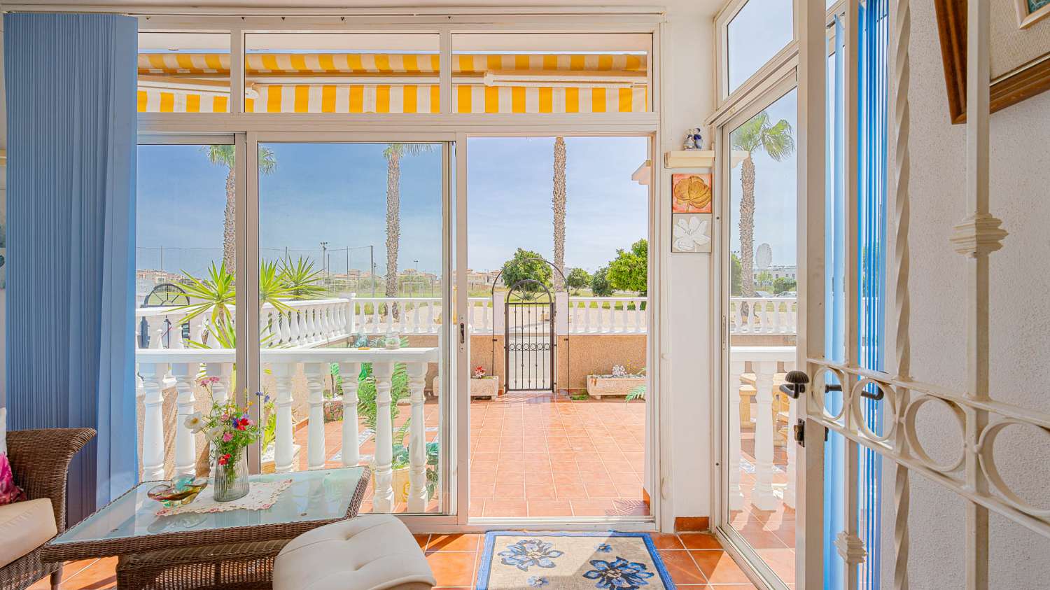 CHALET ADOSADO CON SOLÁRIUM Y VISTAS AL MAR EN PUNTA PRIMA A POCOS MINUTOS DE LA PLAYA