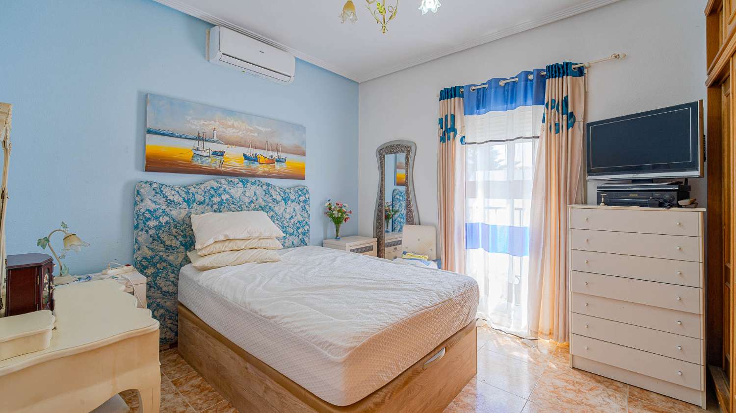 CHALET ADOSADO CON SOLÁRIUM Y VISTAS AL MAR EN PUNTA PRIMA A POCOS MINUTOS DE LA PLAYA