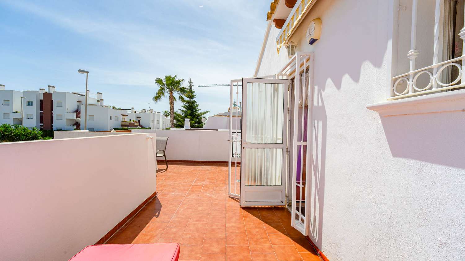 CHALET ADOSADO CON SOLÁRIUM Y VISTAS AL MAR EN PUNTA PRIMA A POCOS MINUTOS DE LA PLAYA