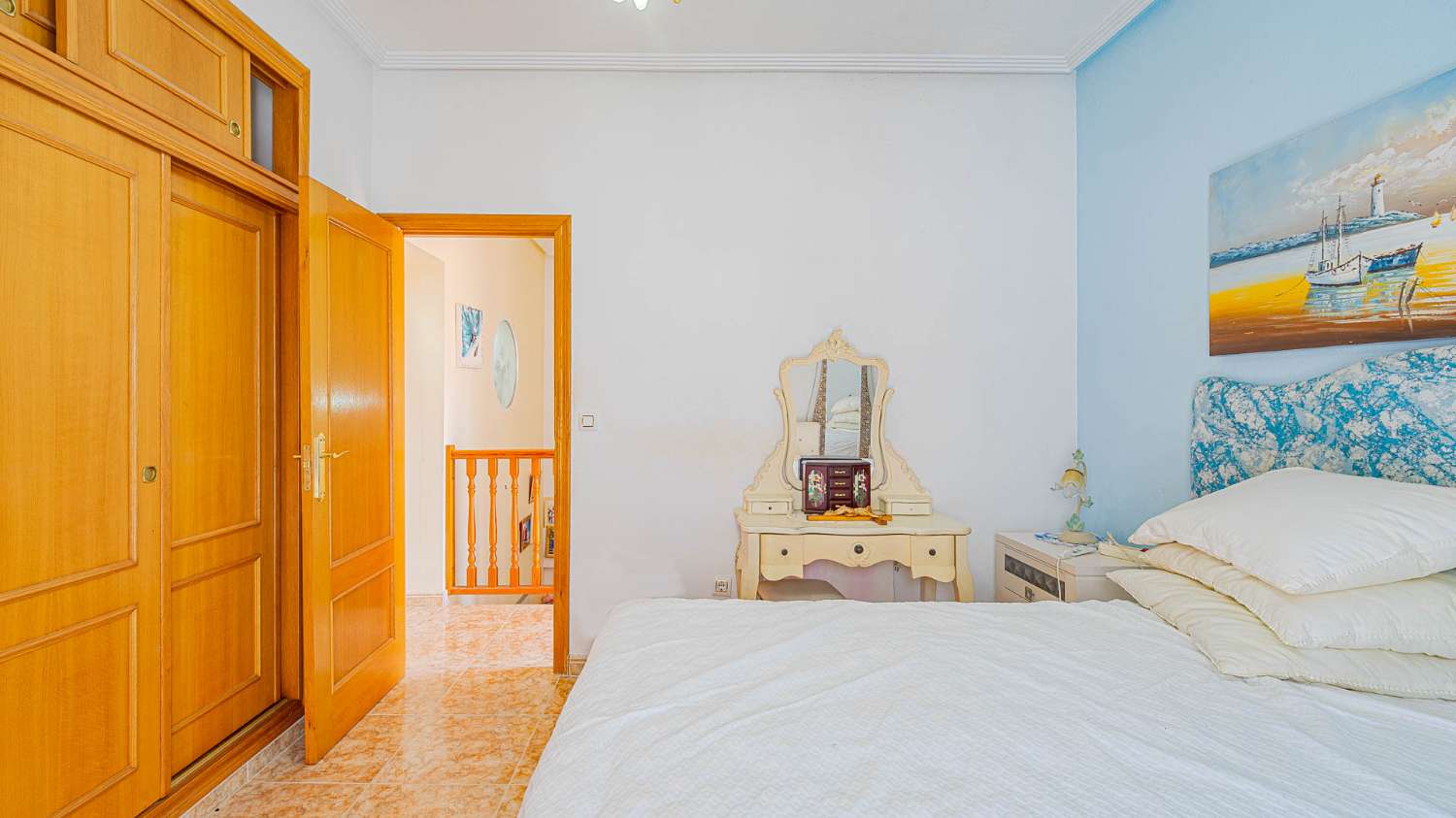 CHALET ADOSADO CON SOLÁRIUM Y VISTAS AL MAR EN PUNTA PRIMA A POCOS MINUTOS DE LA PLAYA
