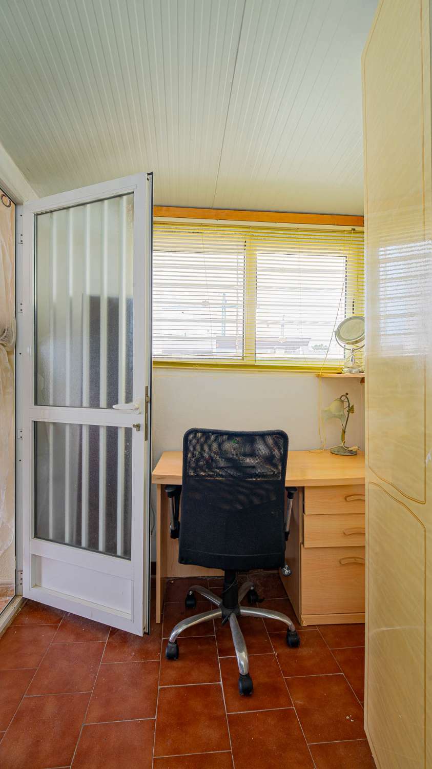 CHALET ADOSADO CON SOLÁRIUM Y VISTAS AL MAR EN PUNTA PRIMA A POCOS MINUTOS DE LA PLAYA