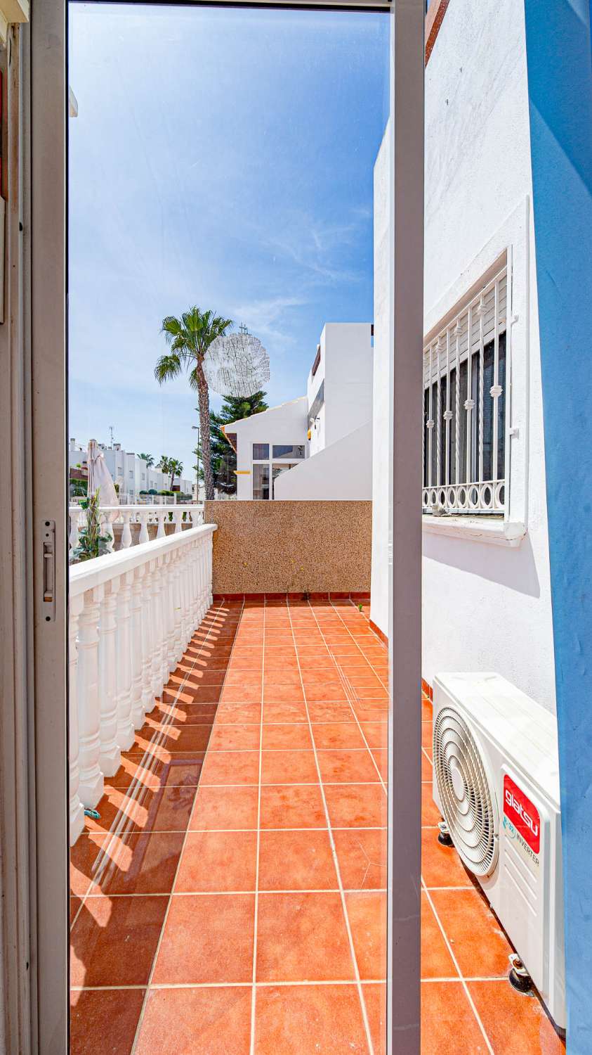 CHALET ADOSADO CON SOLÁRIUM Y VISTAS AL MAR EN PUNTA PRIMA A POCOS MINUTOS DE LA PLAYA