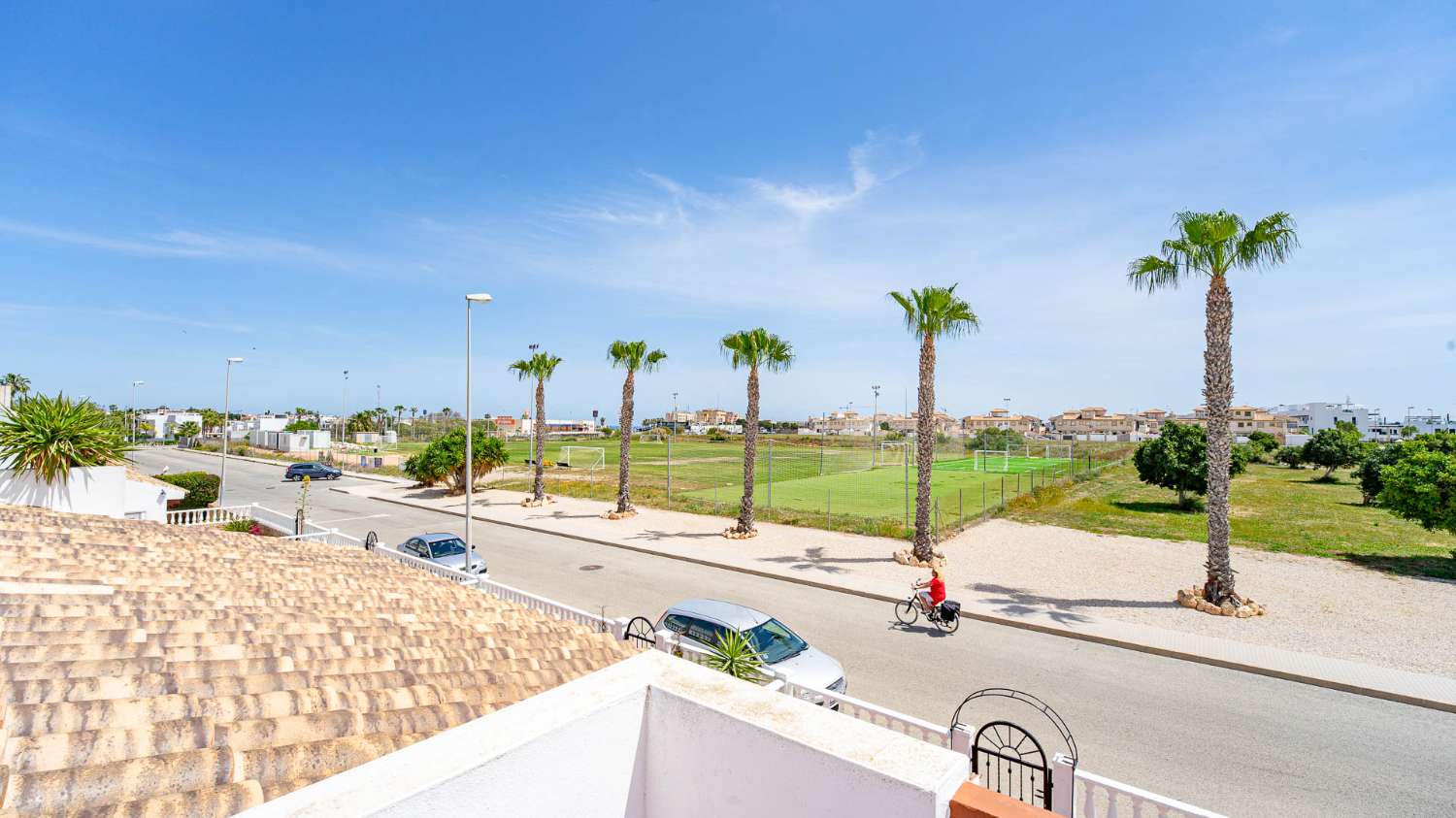 CHALET ADOSADO CON SOLÁRIUM Y VISTAS AL MAR EN PUNTA PRIMA A POCOS MINUTOS DE LA PLAYA