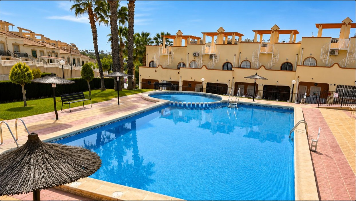 DÚPLEX CON SOLÁRIUM Y JARDÍN PRIVADO EN VILLAMARTÍN – RESIDENCIAL CON PISCINA