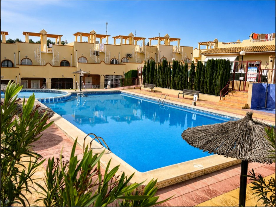 DÚPLEX CON SOLÁRIUM Y JARDÍN PRIVADO EN VILLAMARTÍN – RESIDENCIAL CON PISCINA