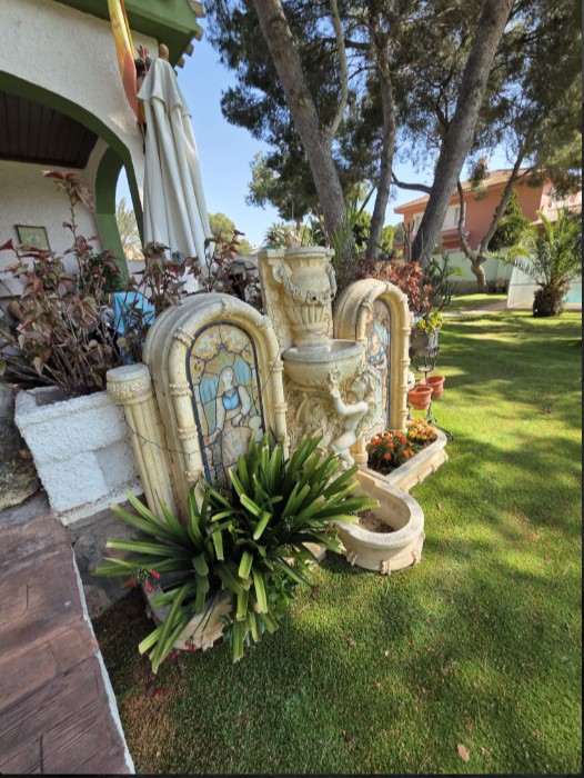 EXCLUSIVE DETACHED VILLA WITH LARGE PLOT, INDOOR POOL, SAUNA AND JACUZZI LESS THAN 1 KM FROM THE SEA