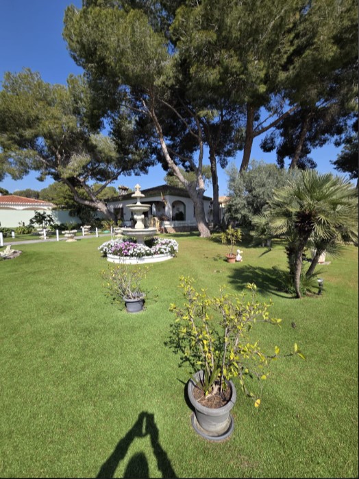 EXCLUSIVE DETACHED VILLA WITH LARGE PLOT, INDOOR POOL, SAUNA AND JACUZZI LESS THAN 1 KM FROM THE SEA