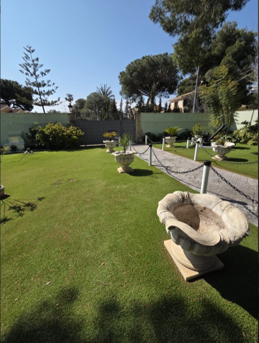 EXCLUSIVE DETACHED VILLA WITH LARGE PLOT, INDOOR POOL, SAUNA AND JACUZZI LESS THAN 1 KM FROM THE SEA