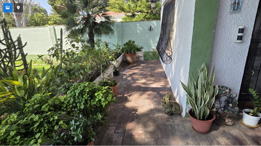 EXCLUSIVE DETACHED VILLA WITH LARGE PLOT, INDOOR POOL, SAUNA AND JACUZZI LESS THAN 1 KM FROM THE SEA