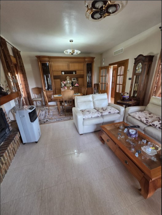 EXCLUSIVE DETACHED VILLA WITH LARGE PLOT, INDOOR POOL, SAUNA AND JACUZZI LESS THAN 1 KM FROM THE SEA