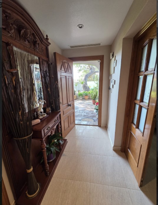 EXCLUSIVE DETACHED VILLA WITH LARGE PLOT, INDOOR POOL, SAUNA AND JACUZZI LESS THAN 1 KM FROM THE SEA