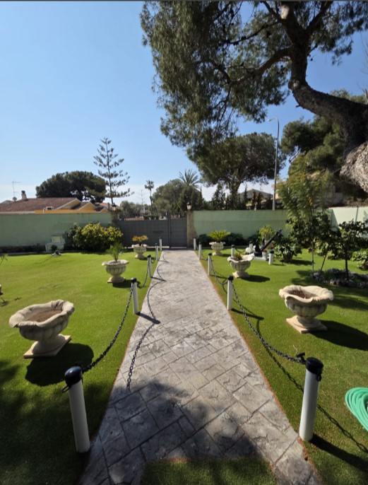EXCLUSIVE DETACHED VILLA WITH LARGE PLOT, INDOOR POOL, SAUNA AND JACUZZI LESS THAN 1 KM FROM THE SEA