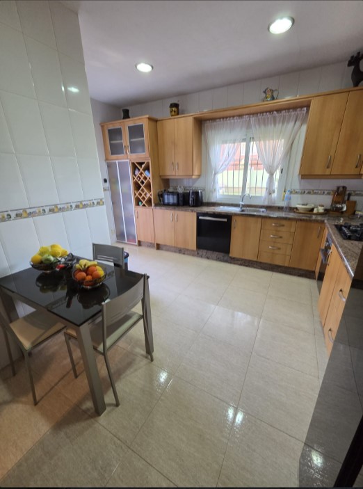 EXCLUSIVE DETACHED VILLA WITH LARGE PLOT, INDOOR POOL, SAUNA AND JACUZZI LESS THAN 1 KM FROM THE SEA