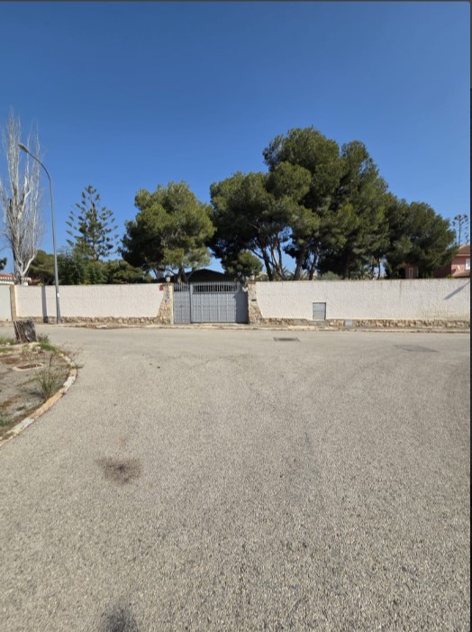 EXCLUSIVE DETACHED VILLA WITH LARGE PLOT, INDOOR POOL, SAUNA AND JACUZZI LESS THAN 1 KM FROM THE SEA