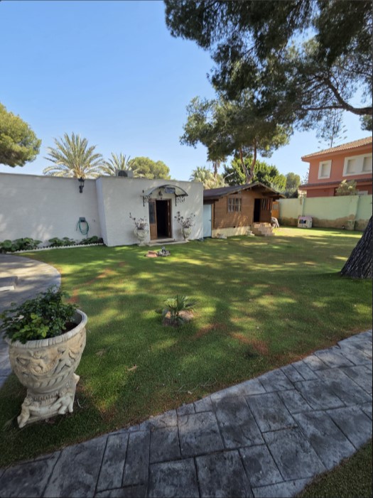 EXCLUSIVE DETACHED VILLA WITH LARGE PLOT, INDOOR POOL, SAUNA AND JACUZZI LESS THAN 1 KM FROM THE SEA