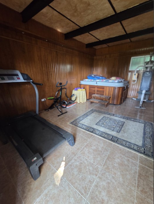 EXCLUSIVE DETACHED VILLA WITH LARGE PLOT, INDOOR POOL, SAUNA AND JACUZZI LESS THAN 1 KM FROM THE SEA