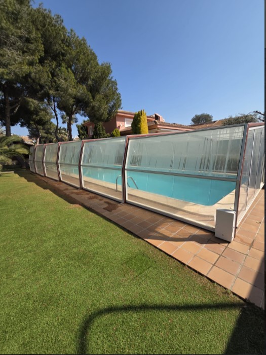 EXCLUSIVE DETACHED VILLA WITH LARGE PLOT, INDOOR POOL, SAUNA AND JACUZZI LESS THAN 1 KM FROM THE SEA