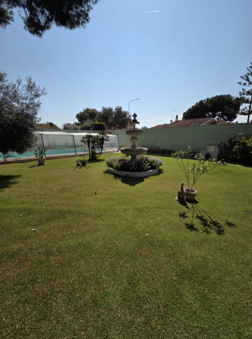 EXCLUSIVE DETACHED VILLA WITH LARGE PLOT, INDOOR POOL, SAUNA AND JACUZZI LESS THAN 1 KM FROM THE SEA