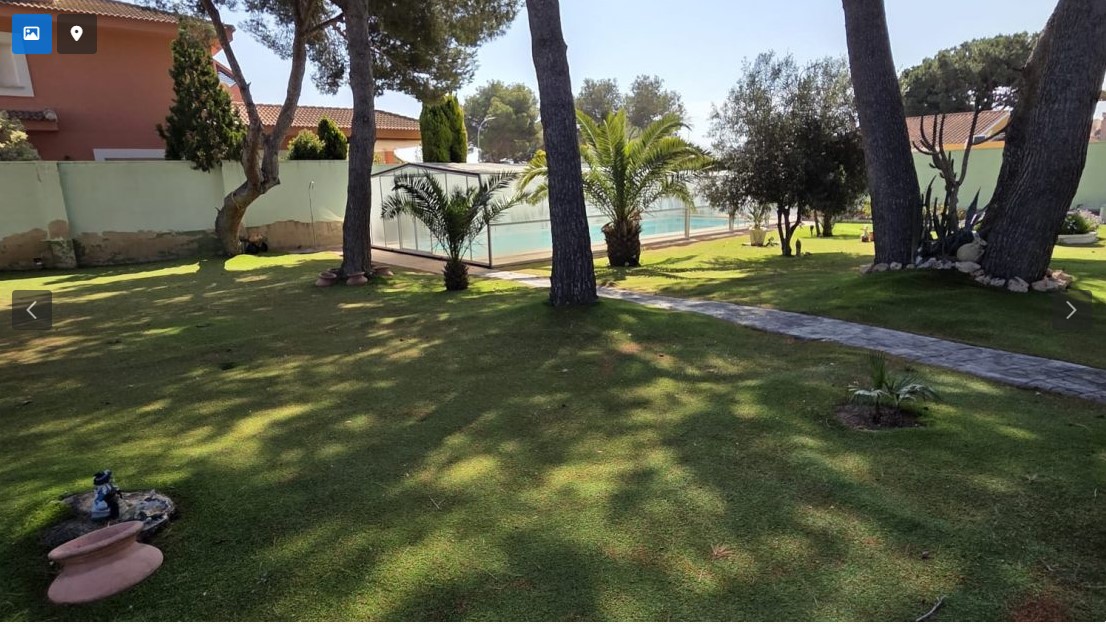 EXCLUSIVE DETACHED VILLA WITH LARGE PLOT, INDOOR POOL, SAUNA AND JACUZZI LESS THAN 1 KM FROM THE SEA
