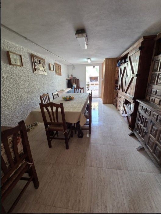 EXCLUSIVE DETACHED VILLA WITH LARGE PLOT, INDOOR POOL, SAUNA AND JACUZZI LESS THAN 1 KM FROM THE SEA