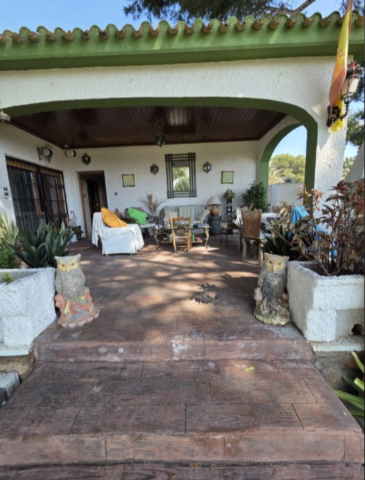 EXCLUSIVE DETACHED VILLA WITH LARGE PLOT, INDOOR POOL, SAUNA AND JACUZZI LESS THAN 1 KM FROM THE SEA