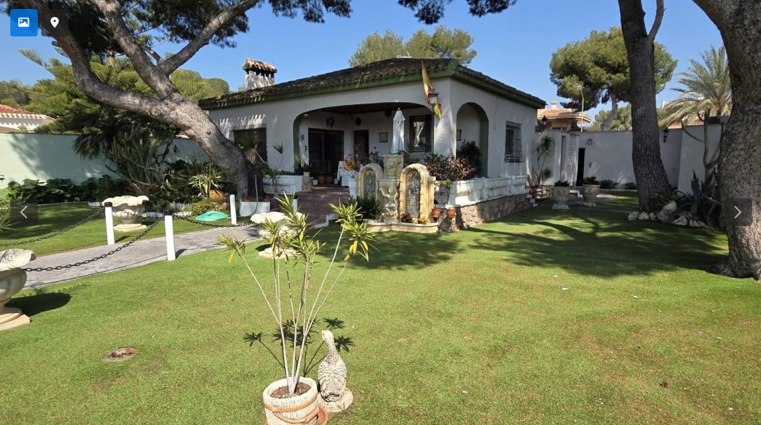 EXCLUSIVE DETACHED VILLA WITH LARGE PLOT, INDOOR POOL, SAUNA AND JACUZZI LESS THAN 1 KM FROM THE SEA