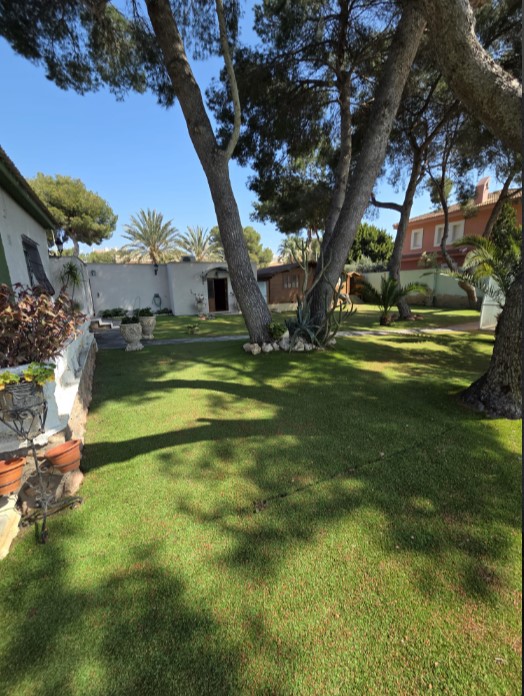 EXCLUSIVE DETACHED VILLA WITH LARGE PLOT, INDOOR POOL, SAUNA AND JACUZZI LESS THAN 1 KM FROM THE SEA