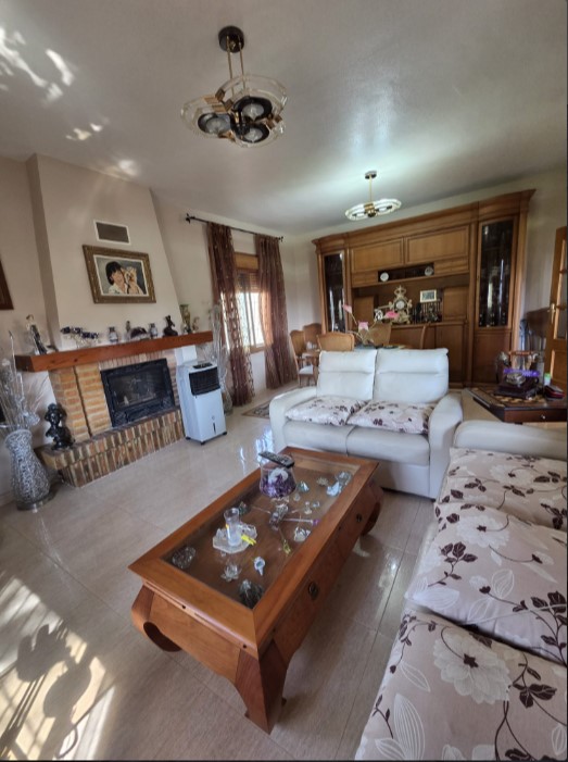 EXCLUSIVE DETACHED VILLA WITH LARGE PLOT, INDOOR POOL, SAUNA AND JACUZZI LESS THAN 1 KM FROM THE SEA