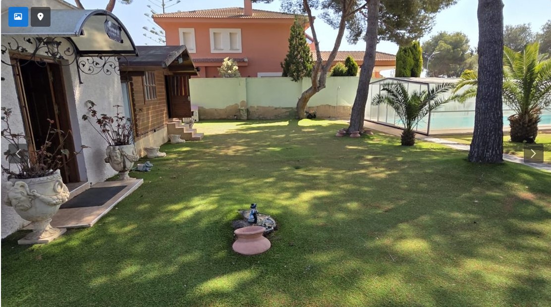 EXCLUSIVE DETACHED VILLA WITH LARGE PLOT, INDOOR POOL, SAUNA AND JACUZZI LESS THAN 1 KM FROM THE SEA