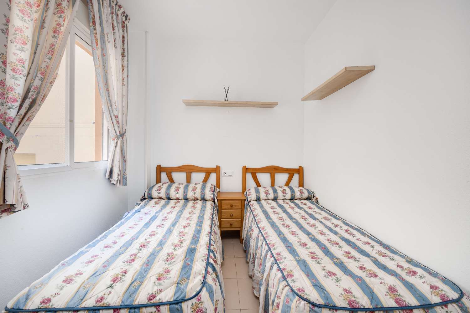 БУНГАЛО НА ПЕРШОМУ ПОВЕРСІ З ЗАСКЛЕНОЮ ТЕРАСОЮ ТА БАСЕЙНОМ, ВСЬОГО ЗА 250 МЕТРІВ ВІД ПЛЯЖУ ЛОС-НАУФРАГОС