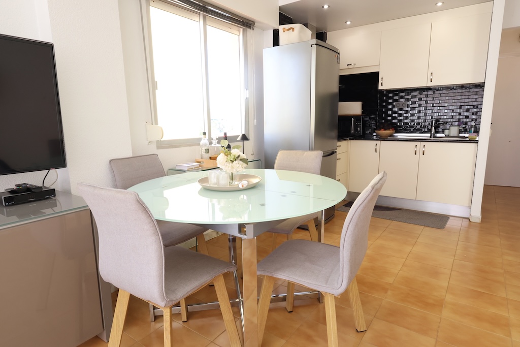 APARTAMENTO REFORMADO EN ESQUINA CON VISTAS AL MAR Y ASCENSOR EN ELISEOS PLAYA