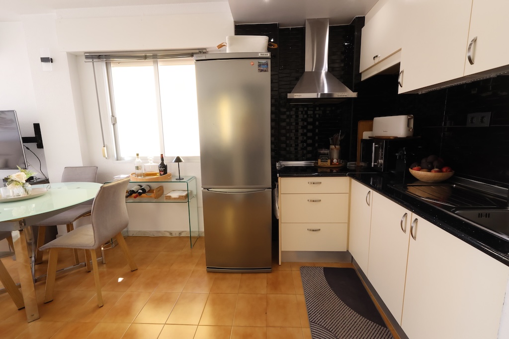 APARTAMENTO REFORMADO EN ESQUINA CON VISTAS AL MAR Y ASCENSOR EN ELISEOS PLAYA