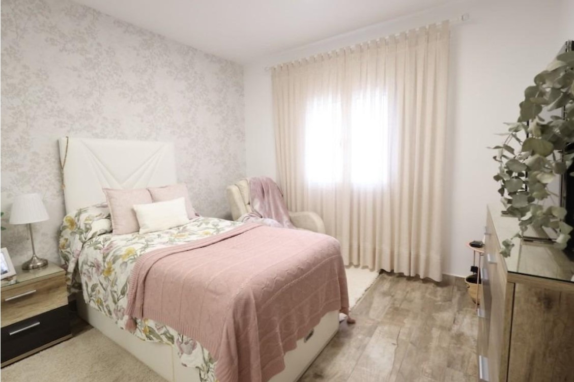 CHALET INDEPENDIENTE CON PISCINA PRIVADA, SÓTANO INDEPENDIENTE Y VISTAS DESPEJADAS AL PARQUE EN VILLAMARTÍN
