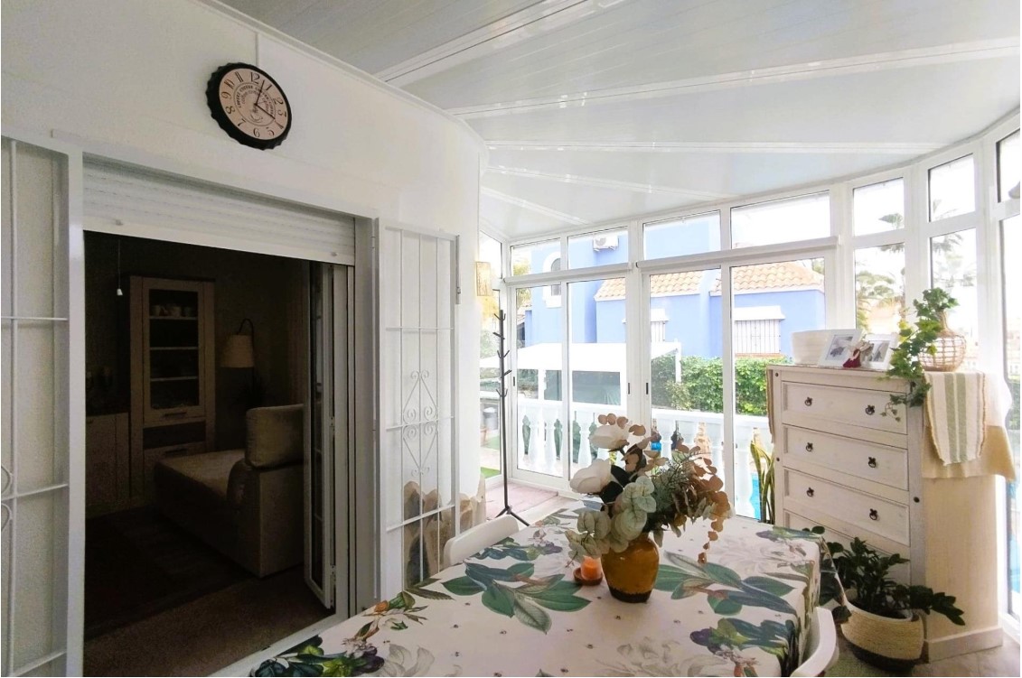 CHALET INDEPENDIENTE CON PISCINA PRIVADA, SÓTANO INDEPENDIENTE Y VISTAS DESPEJADAS AL PARQUE EN VILLAMARTÍN