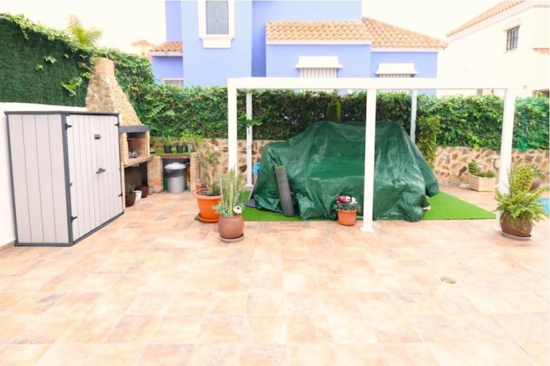 CHALET INDEPENDIENTE CON PISCINA PRIVADA, SÓTANO INDEPENDIENTE Y VISTAS DESPEJADAS AL PARQUE EN VILLAMARTÍN