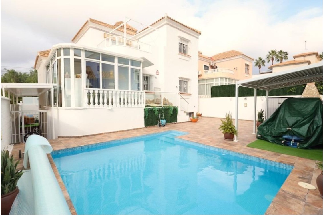 CHALET INDEPENDIENTE CON PISCINA PRIVADA, SÓTANO INDEPENDIENTE Y VISTAS DESPEJADAS AL PARQUE EN VILLAMARTÍN