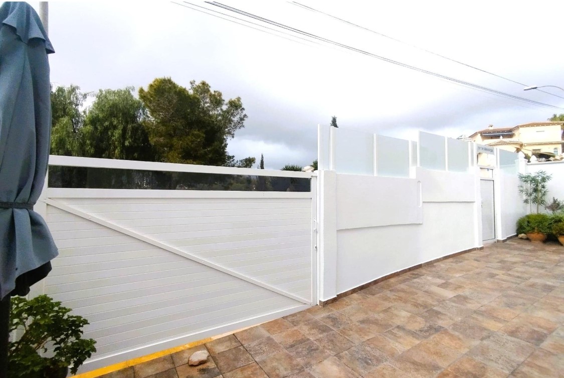 CHALET INDEPENDIENTE CON PISCINA PRIVADA, SÓTANO INDEPENDIENTE Y VISTAS DESPEJADAS AL PARQUE EN VILLAMARTÍN