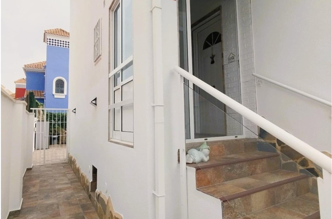CHALET INDEPENDIENTE CON PISCINA PRIVADA, SÓTANO INDEPENDIENTE Y VISTAS DESPEJADAS AL PARQUE EN VILLAMARTÍN