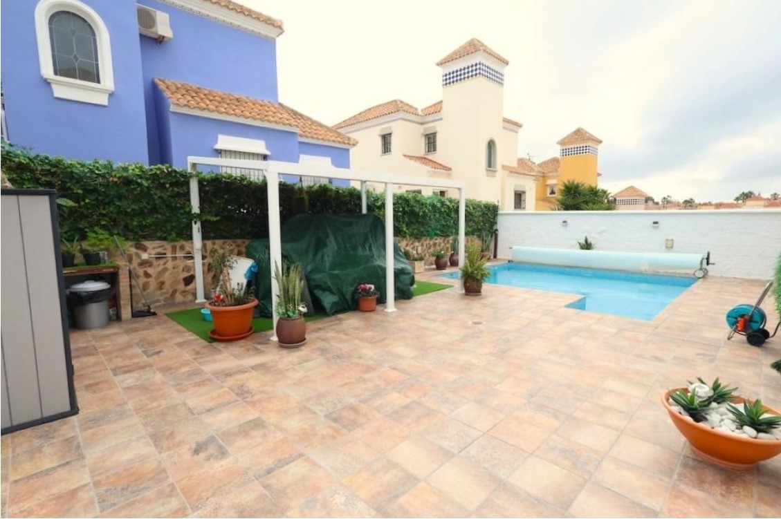 CHALET INDEPENDIENTE CON PISCINA PRIVADA, SÓTANO INDEPENDIENTE Y VISTAS DESPEJADAS AL PARQUE EN VILLAMARTÍN