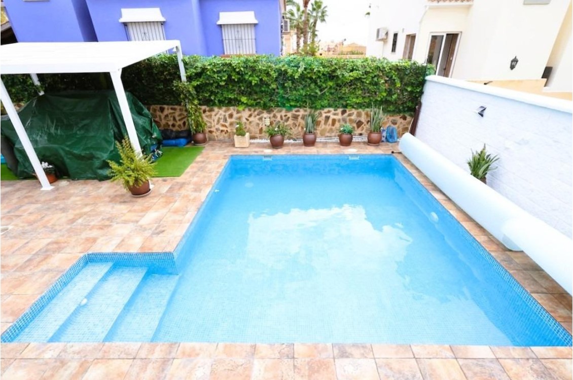 CHALET INDEPENDIENTE CON PISCINA PRIVADA, SÓTANO INDEPENDIENTE Y VISTAS DESPEJADAS AL PARQUE EN VILLAMARTÍN