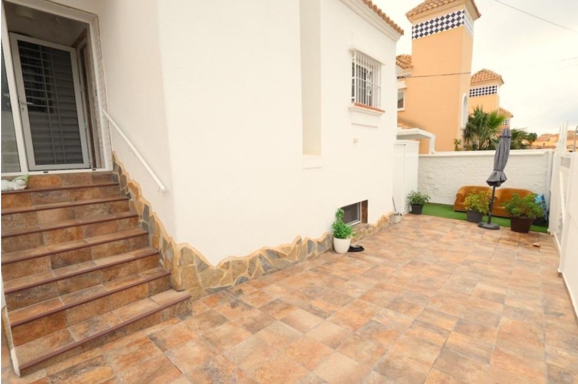 CHALET INDEPENDIENTE CON PISCINA PRIVADA, SÓTANO INDEPENDIENTE Y VISTAS DESPEJADAS AL PARQUE EN VILLAMARTÍN
