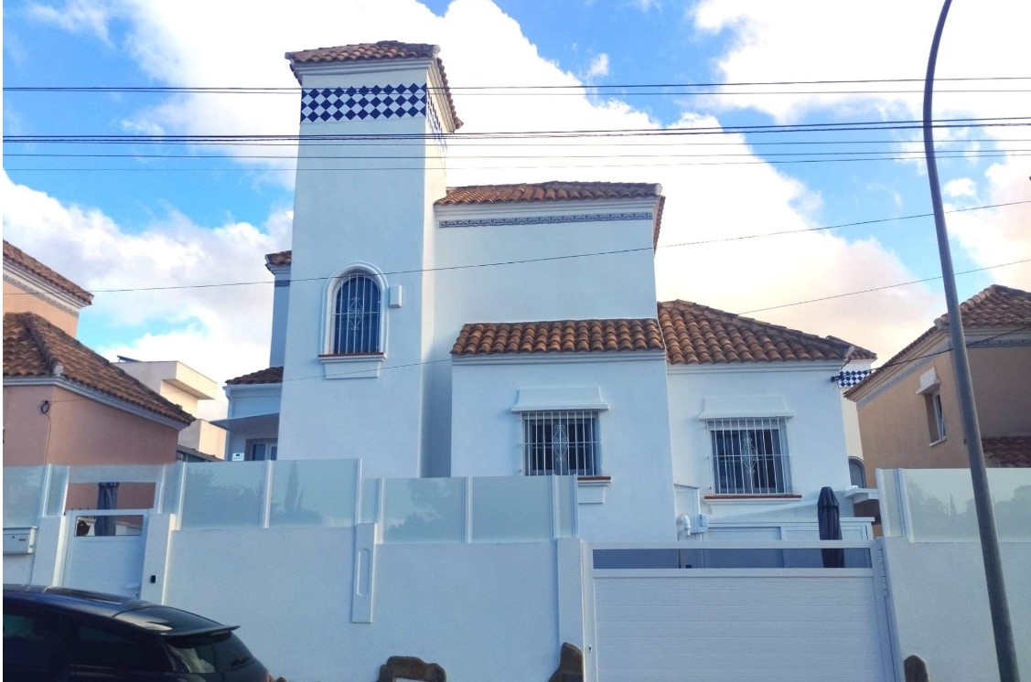 CHALET INDEPENDIENTE CON PISCINA PRIVADA, SÓTANO INDEPENDIENTE Y VISTAS DESPEJADAS AL PARQUE EN VILLAMARTÍN