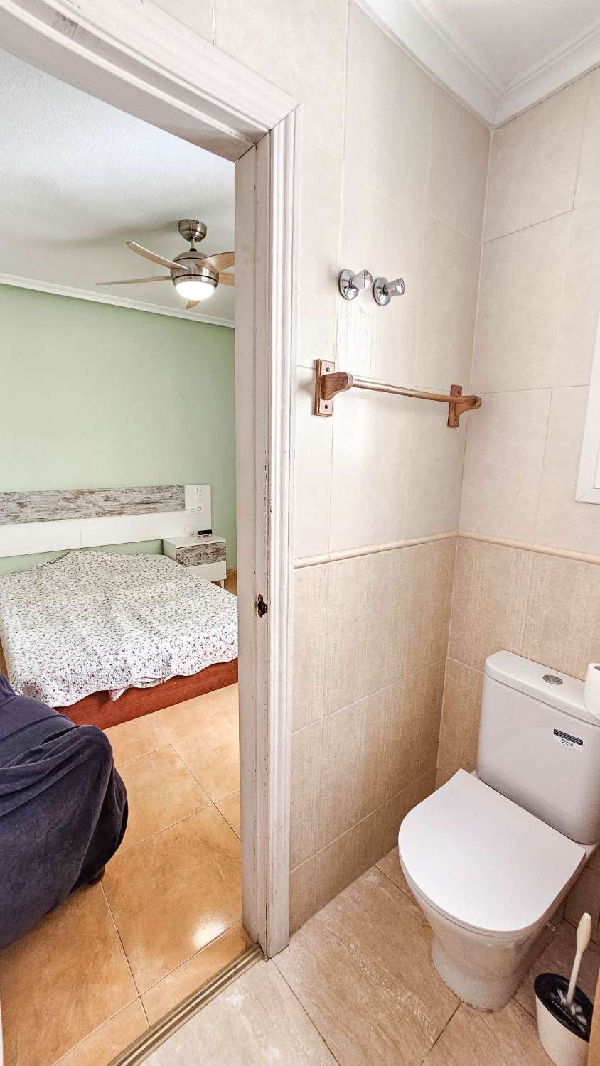 AMPLIO APARTAMENTO DE 2 DORMITORIOS Y 2 BAÑOS EN PLENO CENTRO DE TORREVIEJA CON VISTAS AL LAGO ROSA
